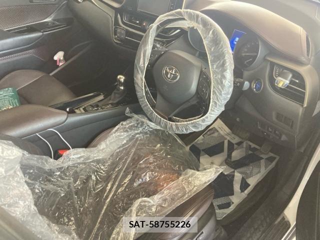 Toyota C-HR 2017-09 8457174-27