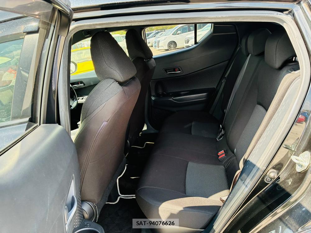Toyota C-HR 2018-02 8329542-9