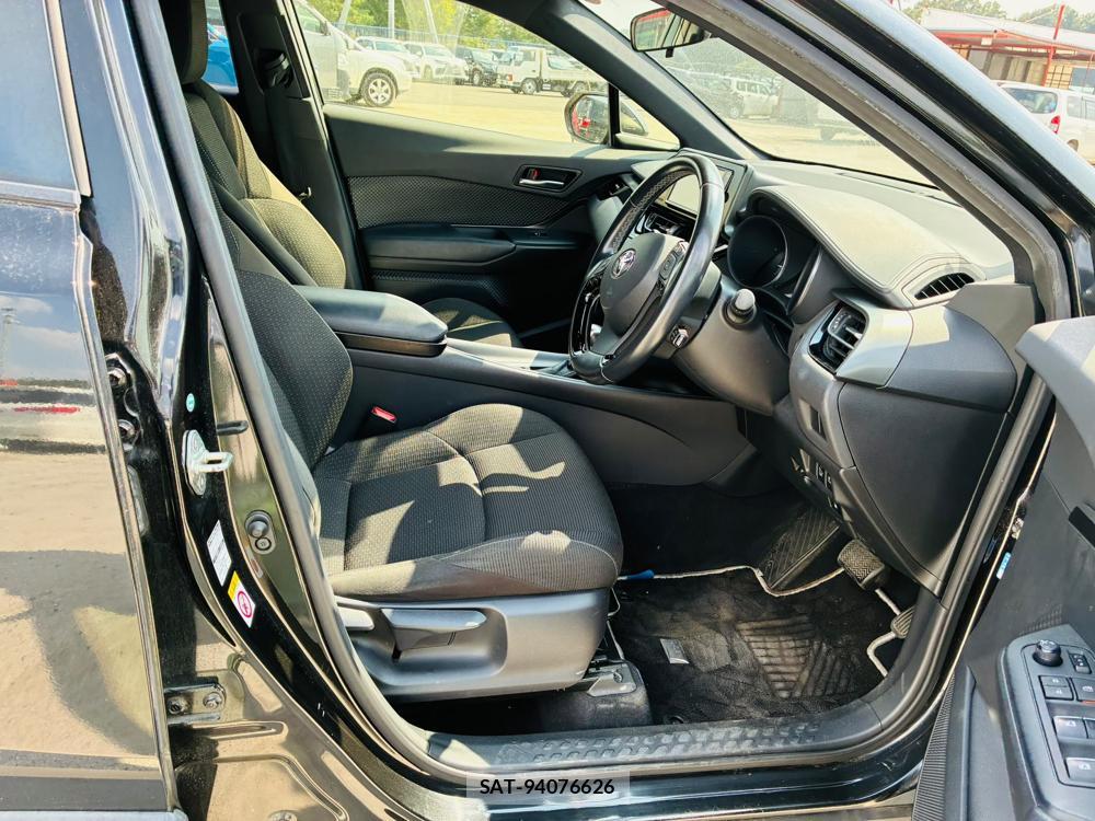 Toyota C-HR 2018-02 8329542-11