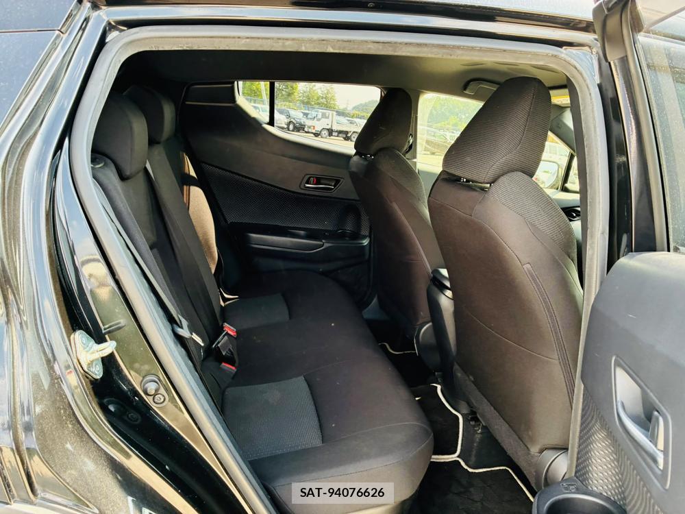 Toyota C-HR 2018-02 8329542-8