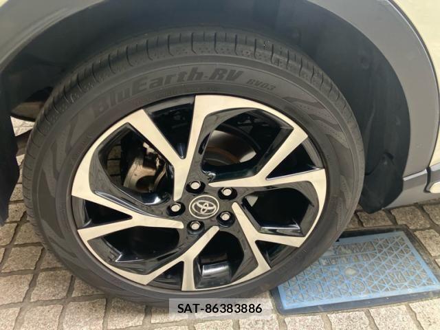 Toyota C-HR 2017-06 8561410-9