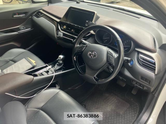 Toyota C-HR 2017-06 8561410-12
