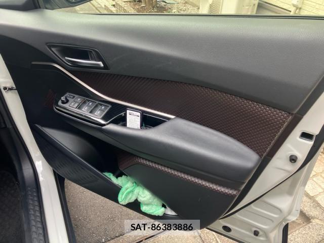 Toyota C-HR 2017-06 8561410-15