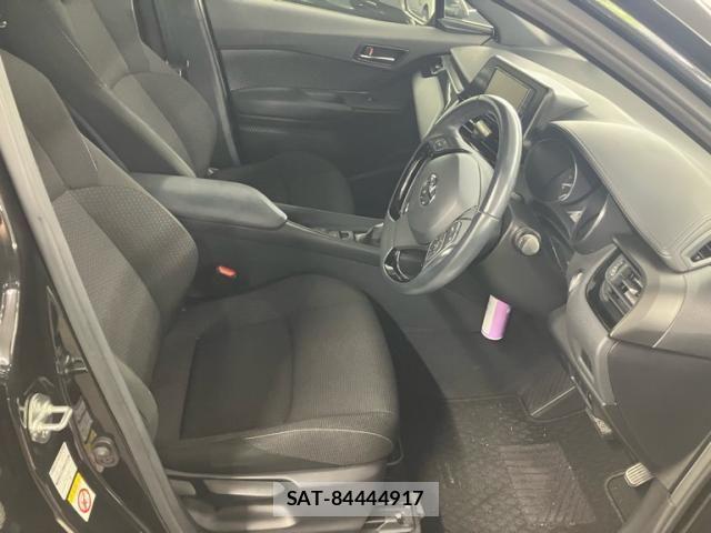 Toyota C-HR 2018-11 8561398-12