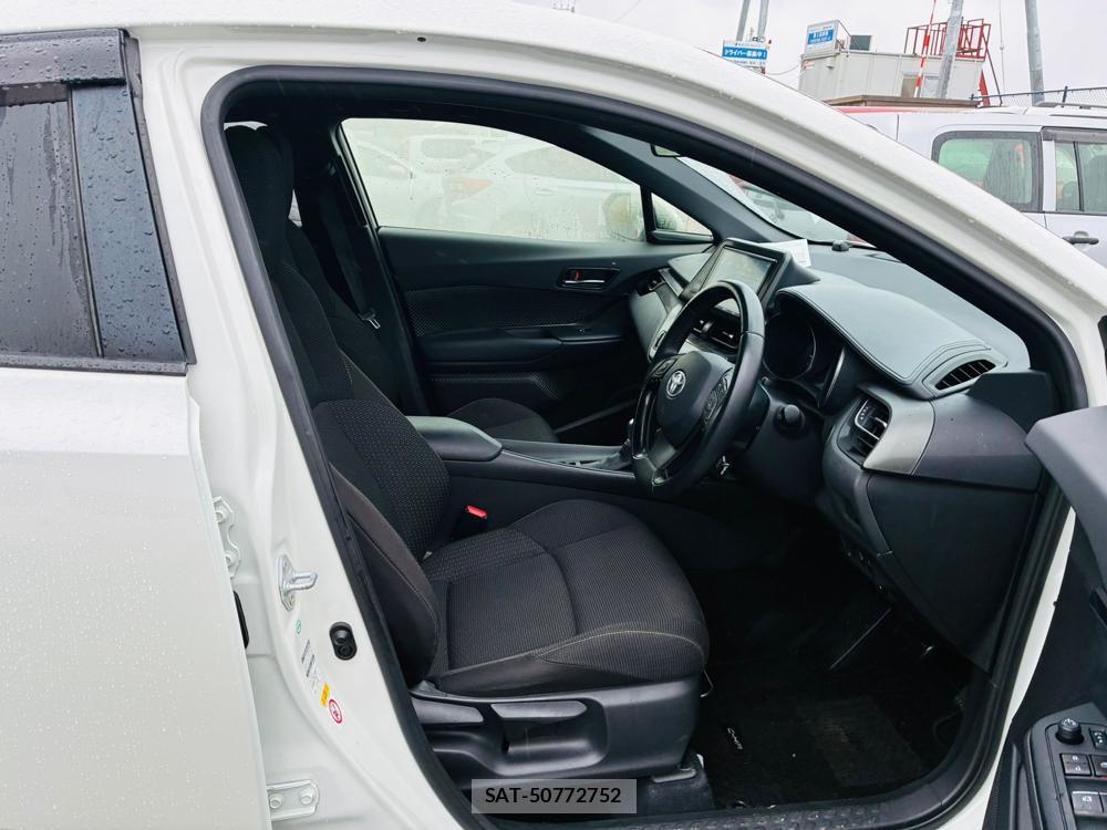 Toyota C-HR 2017-02 8544995-11
