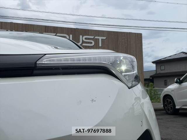 Toyota C-HR 2017-11 8658402-10