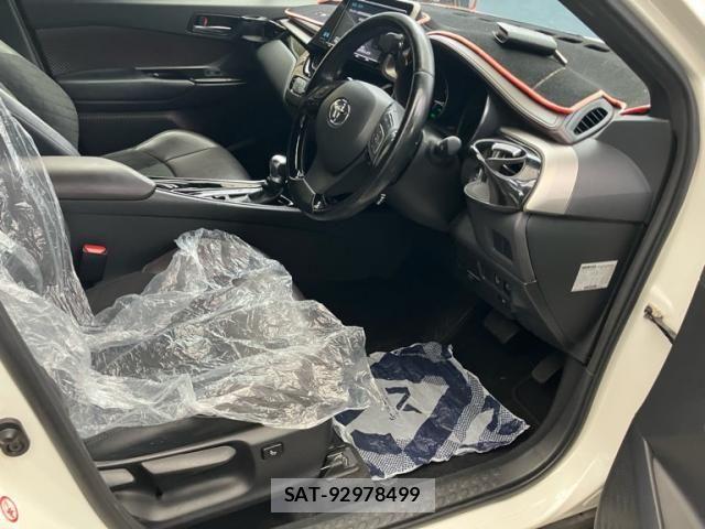 Toyota C-HR 2017-03 8658403-11