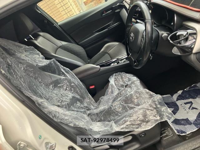 Toyota C-HR 2017-03 8658403-12