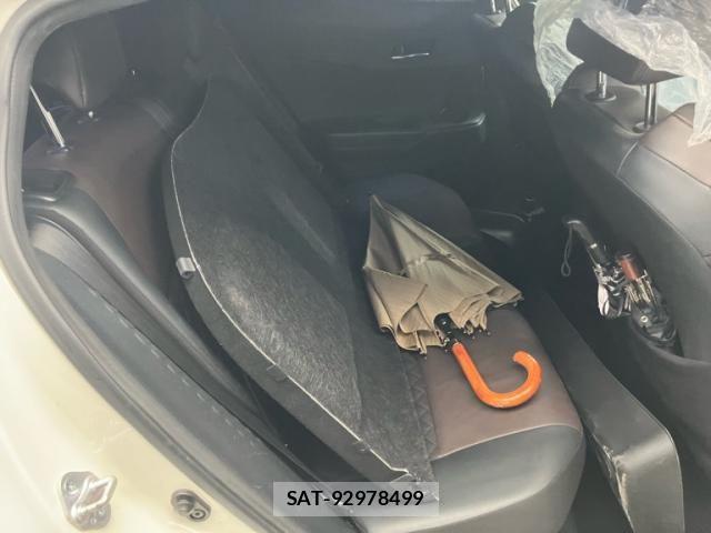 Toyota C-HR 2017-03 8658403-13