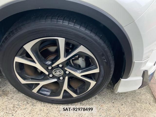 Toyota C-HR 2017-03 8658403-5