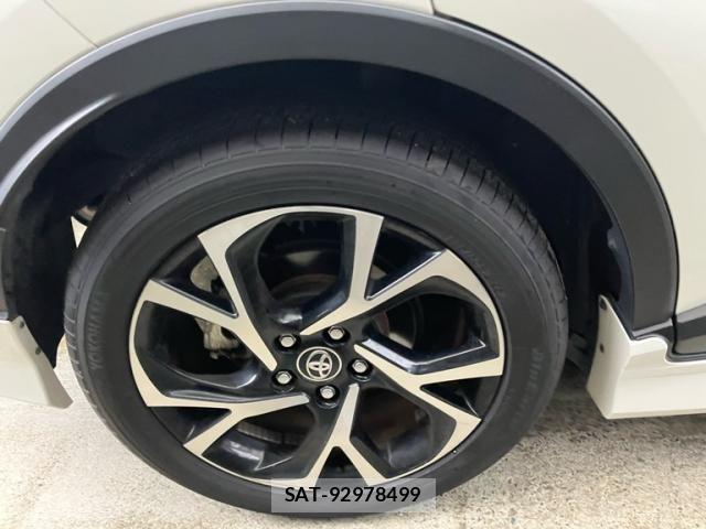 Toyota C-HR 2017-03 8658403-6