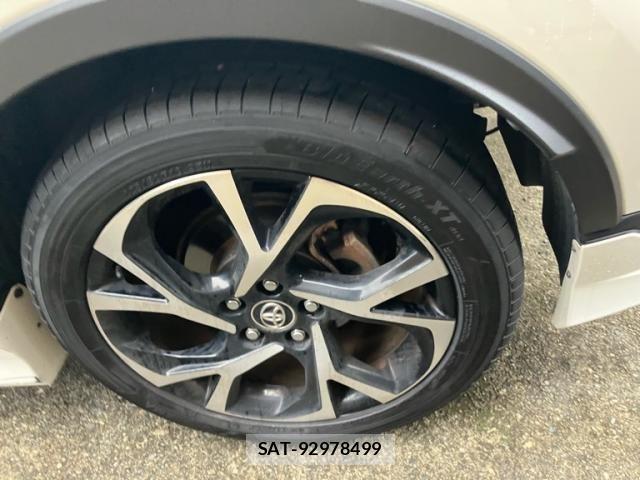Toyota C-HR 2017-03 8658403-7