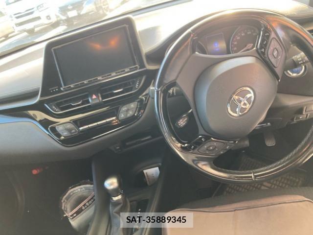 Toyota C-HR 2017-10 8665935-14