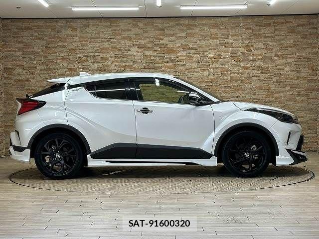 Toyota C-HR 2021-10 8795476-17