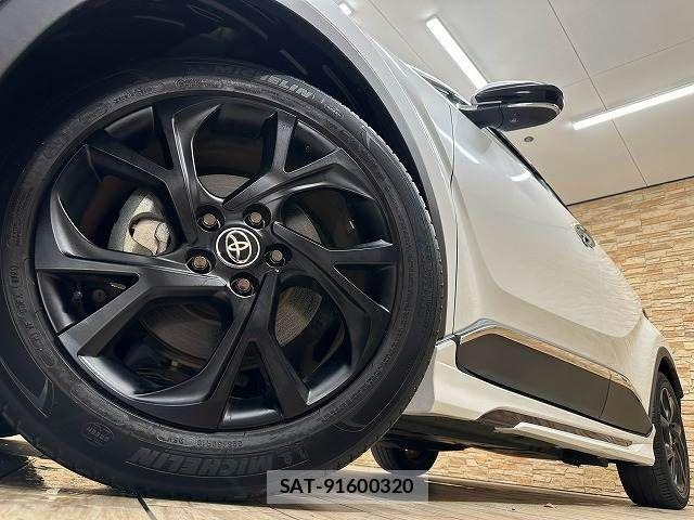 Toyota C-HR 2021-10 8795476-18