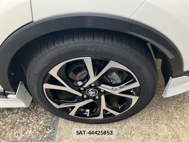 Toyota C-HR 2017-03 8795488-6