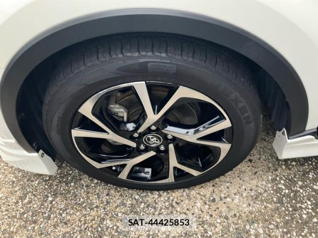 Toyota C-HR 2017-03 8795488-7