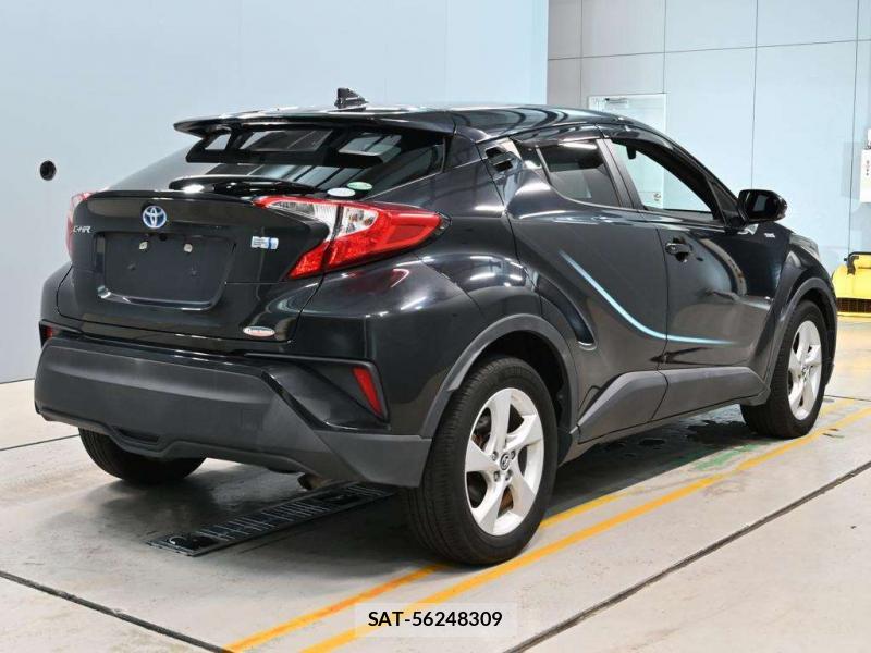 Toyota C-HR 2017-08 8830514-1