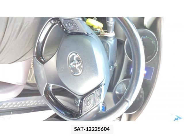 Toyota C-HR 2018-07 8828219-12