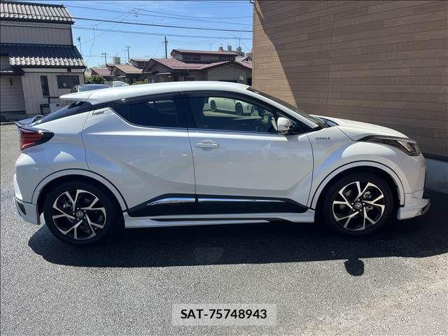 Toyota C-HR 2020-10 8848452-4