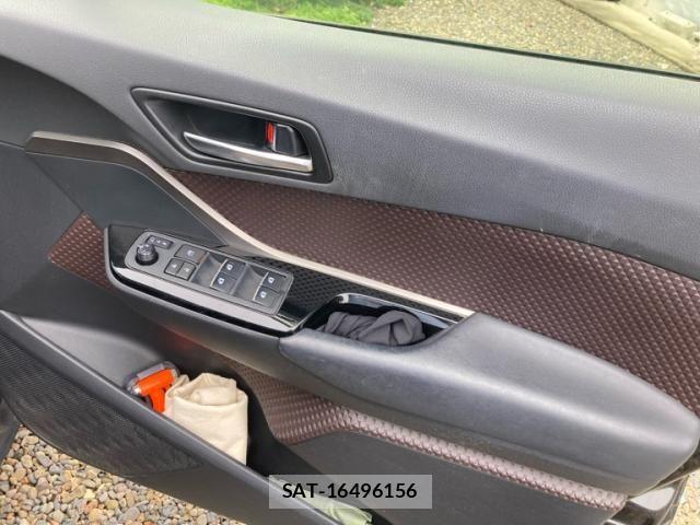 Toyota C-HR 2017-02 8848459-11