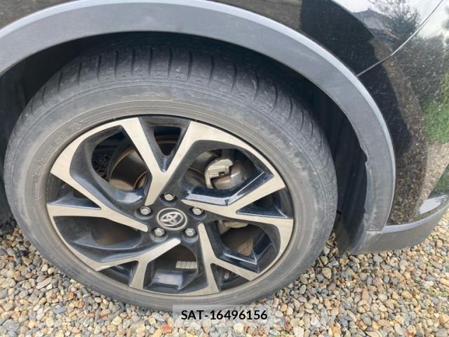 Toyota C-HR 2017-02 8848459-4