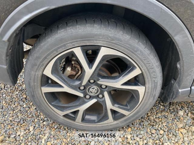 Toyota C-HR 2017-02 8848459-5