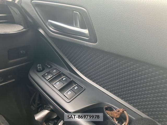 Toyota C-HR 2017-05 8848462-21