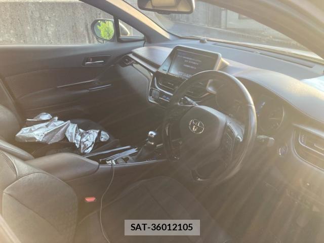 Toyota C-HR 2017-01 8879079-3
