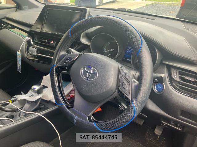 Toyota C-HR 2018-06 8879078-13