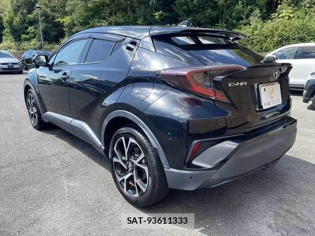 Toyota C-HR 2017-06 8879077-18
