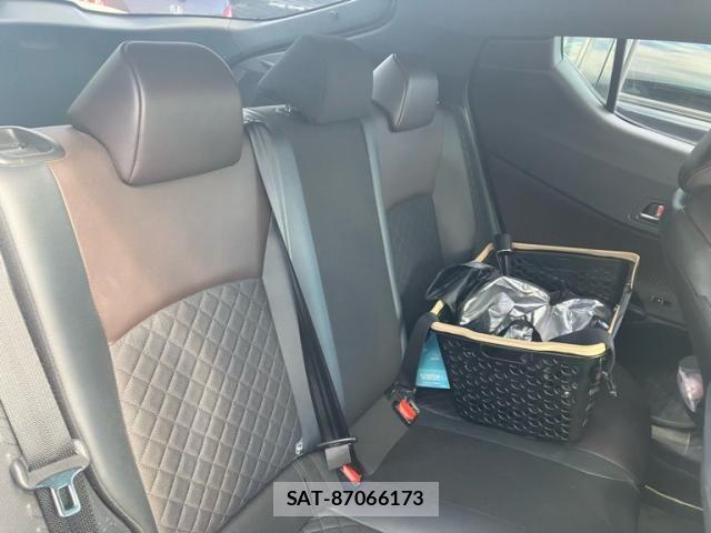 Toyota C-HR 2017-12 8883409-22