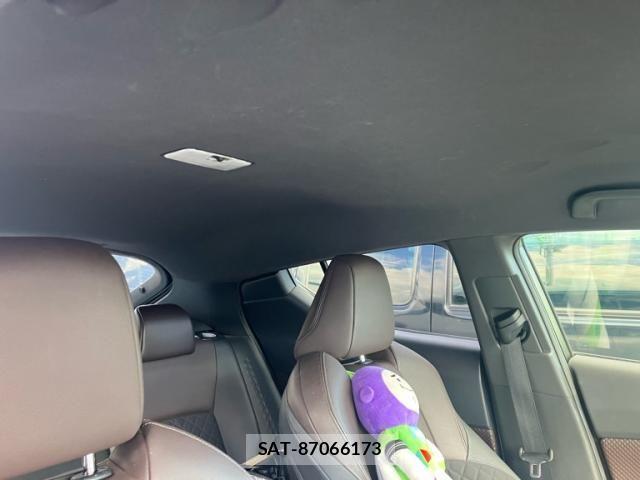 Toyota C-HR 2017-12 8883409-23