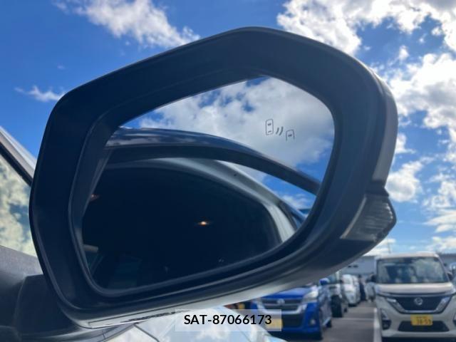 Toyota C-HR 2017-12 8883409-24