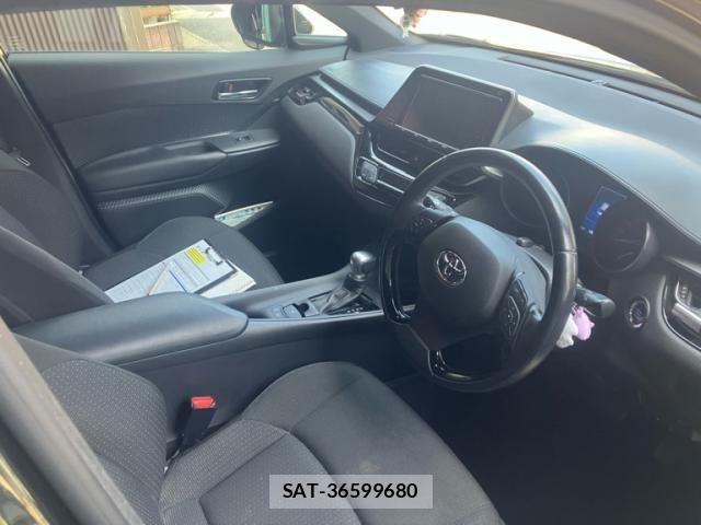 Toyota C-HR 2017-09 6611031-13
