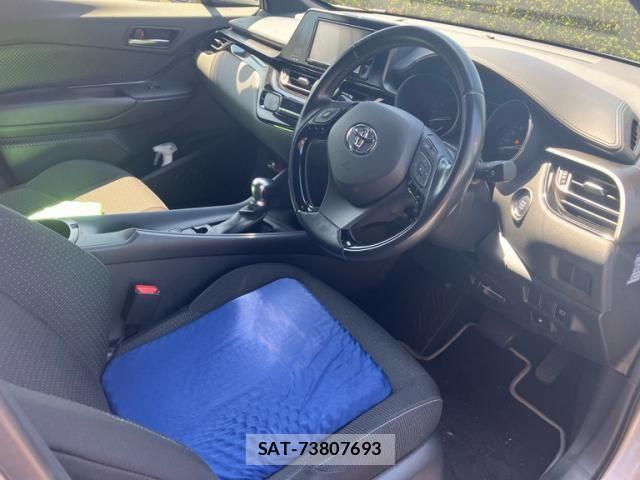 Toyota C-HR 2018-02 6903226-11