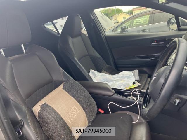 Toyota C-HR 2017-04 6992132-12