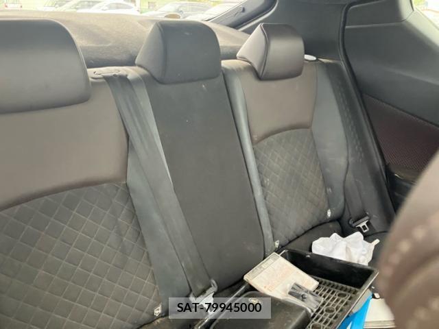 Toyota C-HR 2017-04 6992132-13