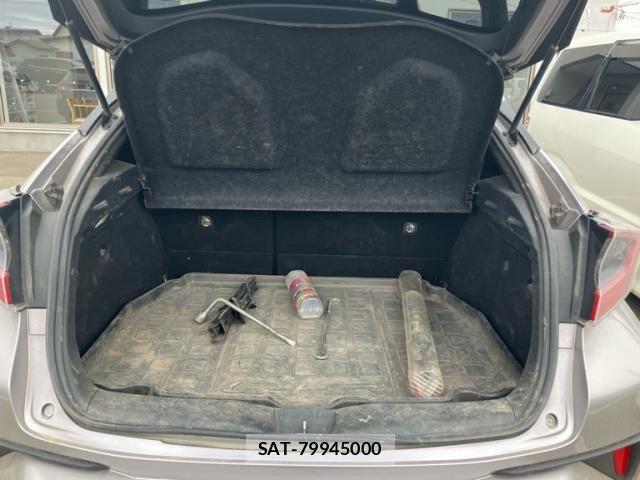 Toyota C-HR 2017-04 6992132-15