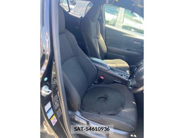 Toyota C-HR 2017-02 7216063-11