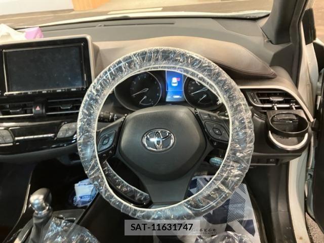 Toyota C-HR 2017-02 7615502-12