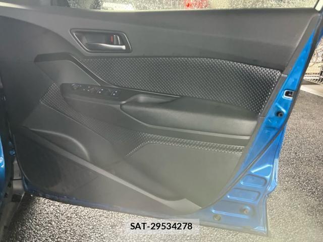 Toyota C-HR 2017-08 7875757-7