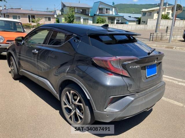 Toyota C-HR 2018-02 8034815-10