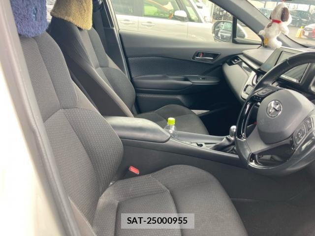 Toyota C-HR 2018-11 8229253-11