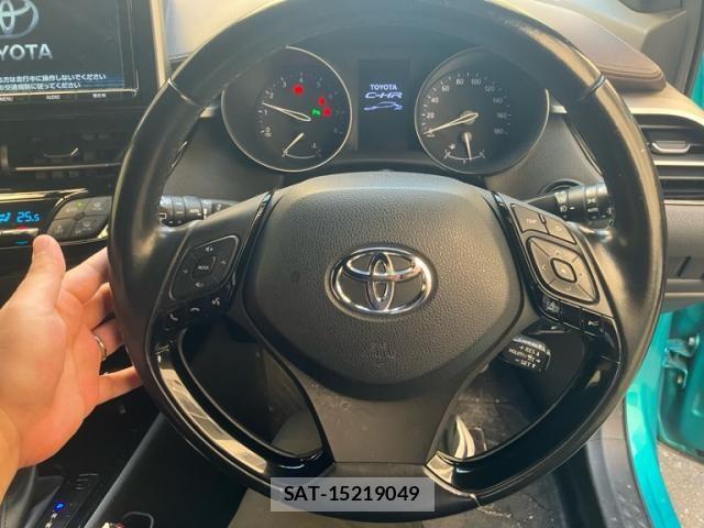 Toyota C-HR 2017-08 8335221-22