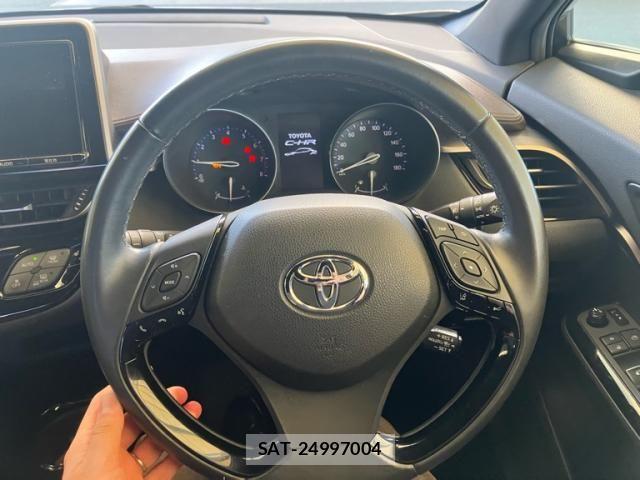 Toyota C-HR 2017-01 8335218-19