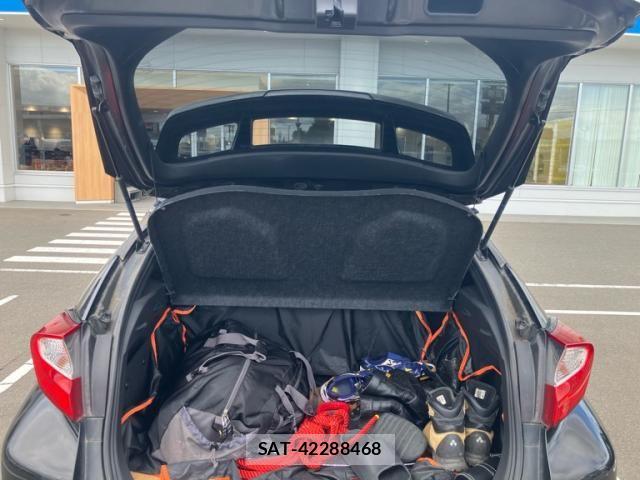 Toyota C-HR 2017-02 8411626-21