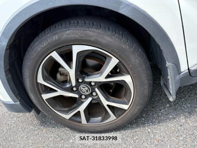 Toyota C-HR 2017-06 8524054-6