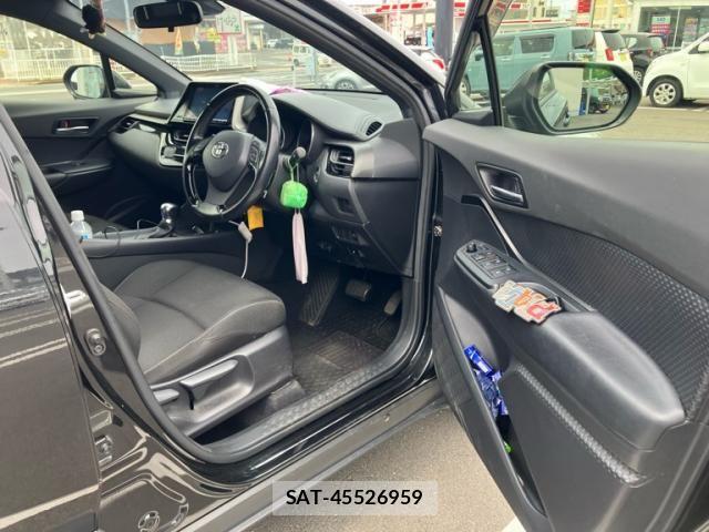 Toyota C-HR 2018-02 8658405-12
