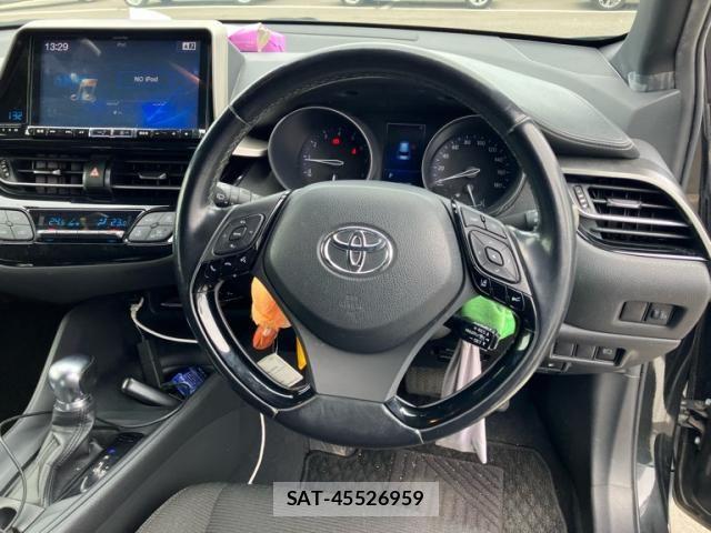 Toyota C-HR 2018-02 8658405-13